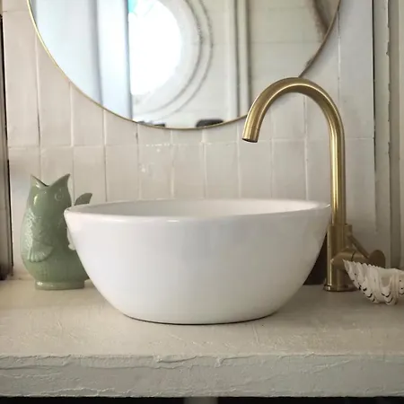 Bateau Traditionnel De Loire Face Au Chateau D'angers *