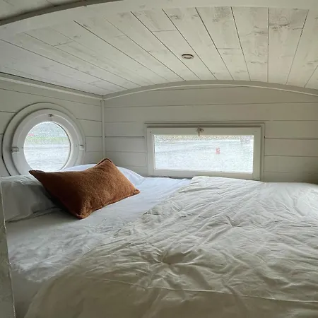 Bateau Traditionnel De Loire Face Au Chateau D'angers *