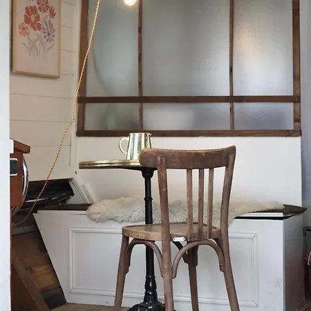 Bateau Traditionnel De Loire Face Au Chateau D'angers