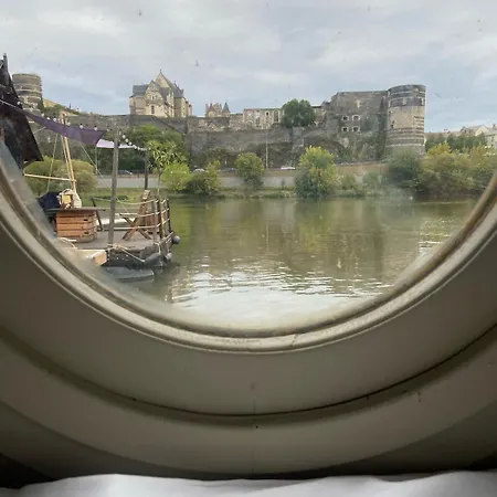 Bateau Traditionnel De Loire Face Au Chateau D'angers Botel