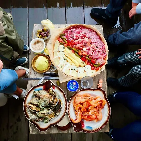 Bateau Traditionnel De Loire Face Au Chateau D'angers Angers