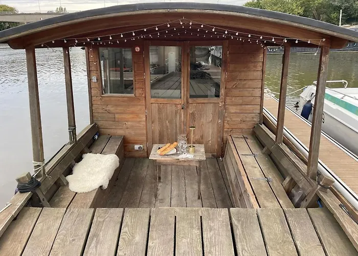 Bateau Traditionnel De Loire Face Au Chateau D'angers Botel *