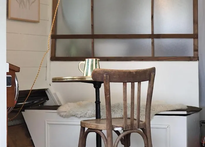 Bateau Traditionnel De Loire Face Au Château D'angers