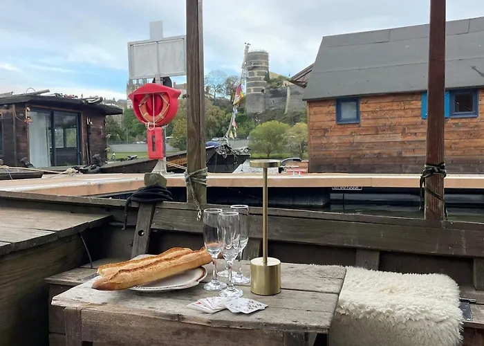 Bateau Traditionnel De Loire Face Au Château D'angers Bateau-hôtel Angers